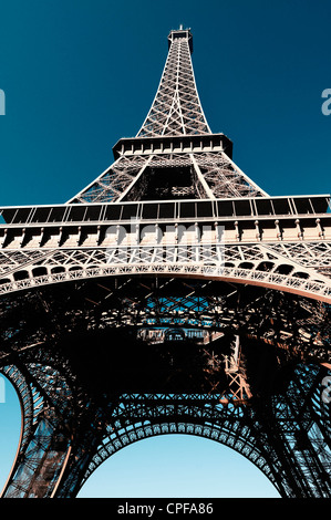 Voir à la Tour Eiffel depuis le Champ de Mars (Champ de Mars) Banque D'Images