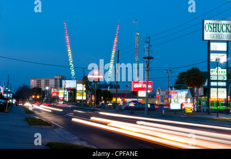 Twilight photo de nuit de la zone touristique de International Drive à Orlando en Floride avec des poteaux et le saut à la circulation Banque D'Images