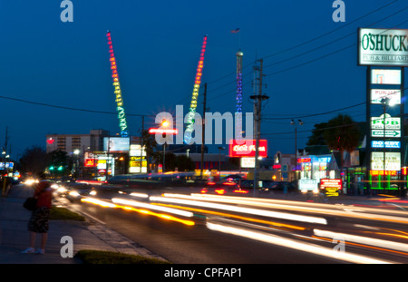 Twilight photo de nuit de la zone touristique de International Drive à Orlando en Floride avec des poteaux et le saut à la circulation Banque D'Images