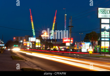 Twilight photo de nuit de la zone touristique de International Drive à Orlando en Floride avec des poteaux et le saut à la circulation Banque D'Images