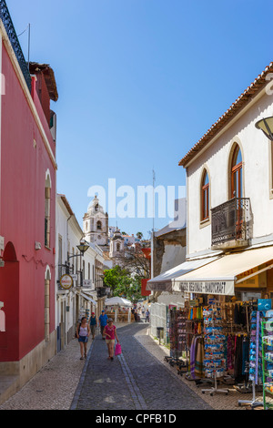 Boutiques sur la Rua 25 de Abril avec l'Igreja de Santo Antonio sur la distance, Vieille Ville (Cidade Velha), Lagos, Algarve, Portugal Banque D'Images