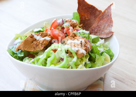 Vegan Salade taco - romaine, l'avocat, la Salsa, les haricots frits, crème sure, Piments & chips Nacho Banque D'Images
