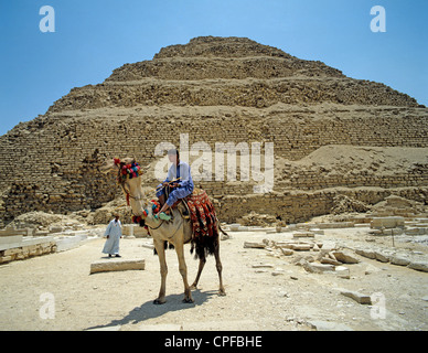 L'Égypte. Pyramide. Man riding camel. Banque D'Images