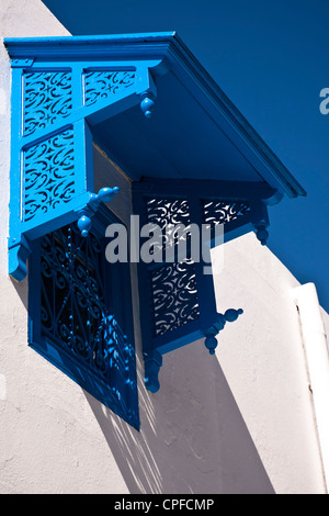 Bleu traditionnel treillis ou mouarabieh sur une maison de Sid Bou Said, Tunisie Banque D'Images