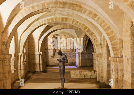 L'Angleterre, Winchester, Hampshire, la cathédrale de Winchester, Antony Gormley Sculpture du 'SOUND' dans la crypte Banque D'Images