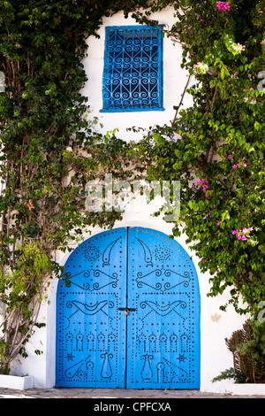 Porte bleu traditionnel, grille et écrans de fenêtre sur une maison de Sid Bou Said, Tunisie Banque D'Images