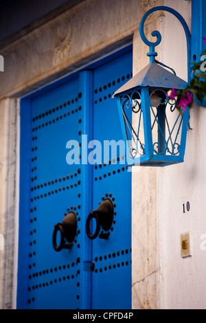 Une porte bleu traditionnel Sidi Bou Saïd, Tunisie Banque D'Images