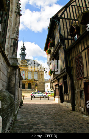 Vernon,Pont sur Seine,bâtiments médiévaux à colombages, l'église Notre-Dame de la rivière,,croisière,Haute-Normandie le nord de la France. Banque D'Images