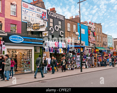 Les gens et les touristes shopping dans une rue de Camden Market, Londres, UK Banque D'Images