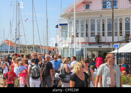 Beaucoup de touristes qui se rendent sur le pont dans l'Smogen (Suède) Banque D'Images