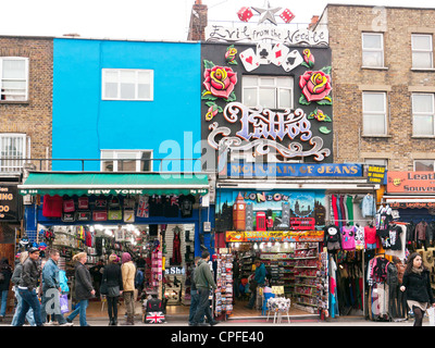 Consommateurs et aux touristes l'affichage des boutiques dans une rue de Camden Market, Londres, UK Banque D'Images