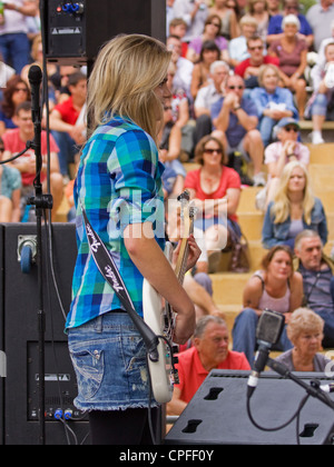 Bassiste de sexe féminin sur la scène Cascade Étapes jouer à un auditoire très à l'assemblée annuelle Harbour Festival à Bristol en 2011 Banque D'Images