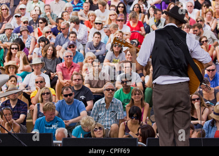 Guitariste Rock sur la scène de Cascade Étapes jouer public attentif lors de l'assemblée le port de Bristol en 2011 Festival UK Banque D'Images