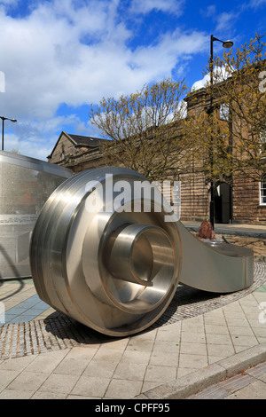 Un autre cadeau sculpture en acier inoxydable par Liz Lemon en dehors de King's Hall, Stoke on Trent, Staffordshire, Angleterre, Royaume-Uni. Banque D'Images