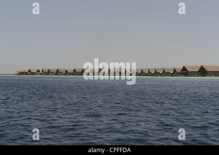 Maldives, une rangée de bungalows sur l'eau Banque D'Images