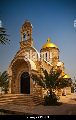 Nouvelle église grecque orthodoxe de Saint Jean le Baptiste, Béthanie au delà du Jourdain, la Jordanie, l'Asie occidentale Banque D'Images