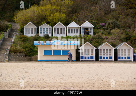 Chalets et cabines de plage et de crème glacée kiosque sur le plage de Poole, Dorset, Angleterre Banque D'Images