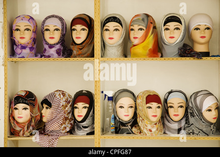 Avec les derniers mannequins en hijab (foulard) fashion, Souk Mubarakiya, Koweït, Koweït Banque D'Images