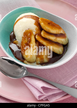 Des portions individuelles de pudding bananes foster Banque D'Images