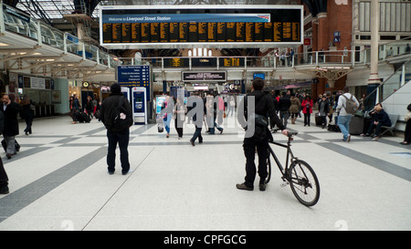 Avec l'homme debout sur concourse à vélo au départ de la gare de Liverpool Street dans East London England UK KATHY DEWITT Banque D'Images