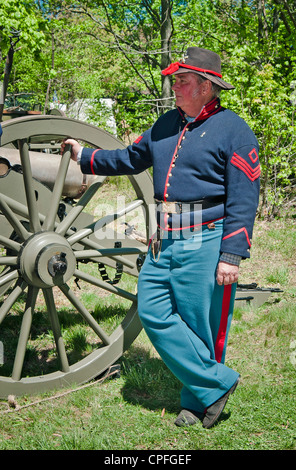 Souder un de l'Armée de l'Union est debout près de cannon , Guerre civile , reenactment Bensalem, Pennsylvanie, États-Unis Banque D'Images