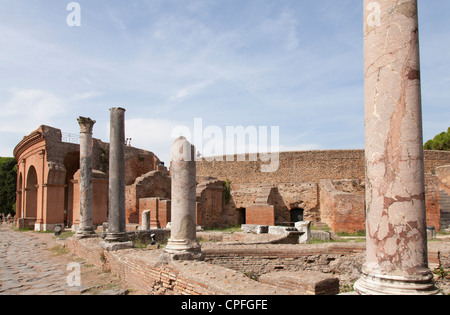 Le théâtre et les colonnes dans le decumanus sur l'ancien port romain d'Ostie ruine ville près de Rome Banque D'Images