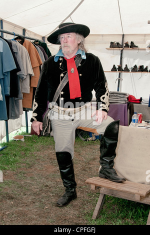 Homme mature dans de vieux vêtements de mode dans l'intérieur de tente boutique, guerre civile , reenactment Bensalem, Pennsylvania, USA Banque D'Images