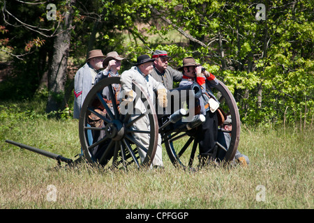 Groupe de militaires Confédérés se tiennent près de cannon et regarder la bataille bien sûr, la guerre civile , reenactment Bensalem, Pennsylvania, USA Banque D'Images