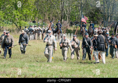 Bataille,des états confédérés en face, la guerre civile , reenactment Bensalem, Pennsylvania, USA Banque D'Images