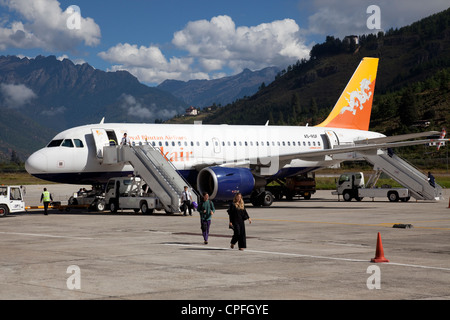 Drukair avion sur la piste de l'aéroport de Paro. Paro, Bhoutan. Banque D'Images