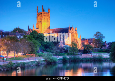 La Cathédrale de Worcester courts sur un soir de printemps et se reflètent dans la rivière Severn. Banque D'Images