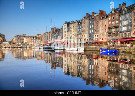 Un matin d'été dans le port médiéval de Honfleur, Normandie, France. Banque D'Images