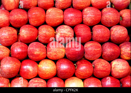 Des pommes empilées au farmer's market se tenir dans un pays réglage I Banque D'Images