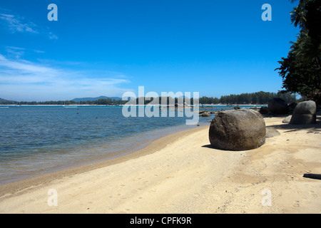 Gros rocher sur Bang Tao Beach, Phuket, Thailand Banque D'Images