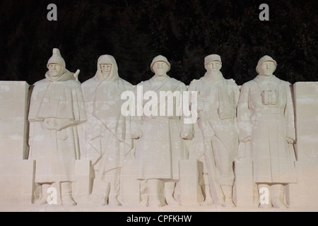 En début de soirée voir du Monument aux Morts (également appelé les cinq défenseurs de Verdun), Verdun, Meuse, France. Banque D'Images