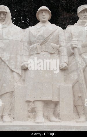 La troisième des cinq soldats (de L-R) le Monument aux Morts (les cinq défenseurs de Verdun), Verdun, Meuse, France. Banque D'Images