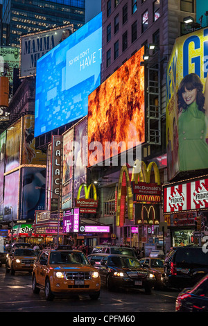 Le trafic et les lumières de Times Square NYC de nuit Banque D'Images