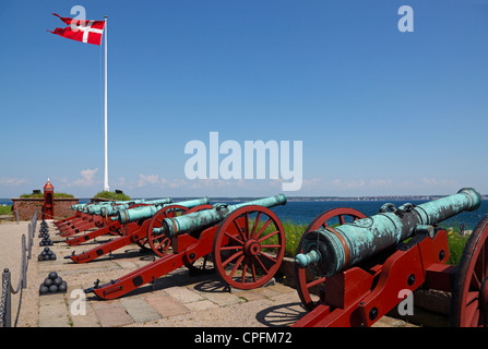 Sur le bataillon du pavillon château Kronborg, Elseneur, Danemark. Canons pointant vers le pont Oresund (le son) - et la Suède Banque D'Images