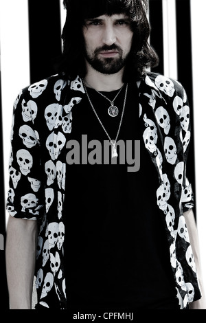 Paris, France - le 9 février 2012 : Portrait du groupe de rock anglais Kasabian's lead guitar et back up singer Sergio Pizzorno à Paris, France le 25 avril 2008 Banque D'Images