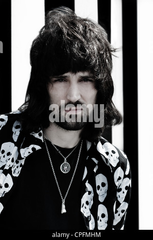 Paris, France - le 9 février 2012 : Portrait du groupe de rock anglais Kasabian's lead guitar et back up singer Sergio Pizzorno à Paris, France le 25 avril 2008 Banque D'Images