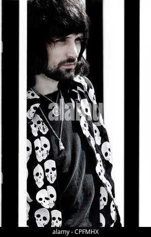 Paris, France - le 9 février 2012 : Portrait du groupe de rock anglais Kasabian's lead guitar et back up singer Sergio Pizzorno à Paris, France le 25 avril 2008 Banque D'Images