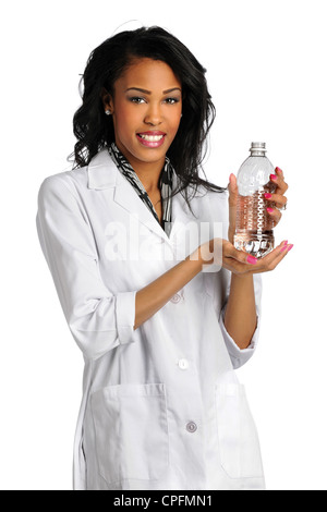 Portrait of African American beau médecin ou infirmière holding de l'eau en bouteille isolé sur fond blanc Banque D'Images