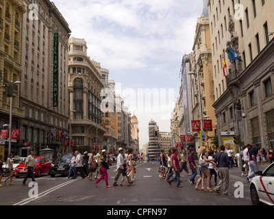 Les personnes qui traversent l'avenue Gran Via à Madrid, Espagne Banque D'Images