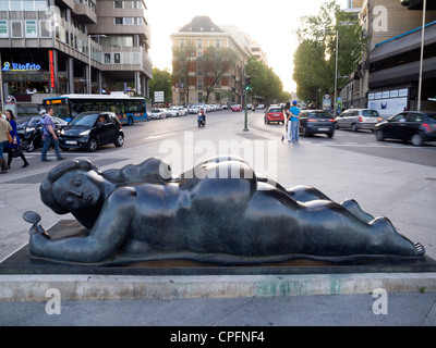 Fernando Botero statue d'une grosse femme couchée à Plaza de Colón, Madrid, Espagne Banque D'Images