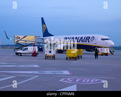 Ryanair avion sur une piste de l'aéroport Banque D'Images