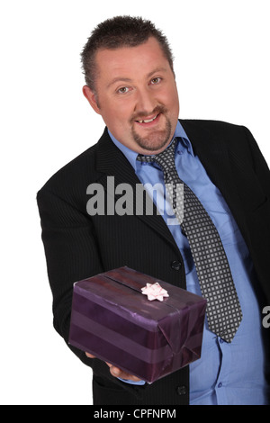 Homme cadeau donnant Banque D'Images
