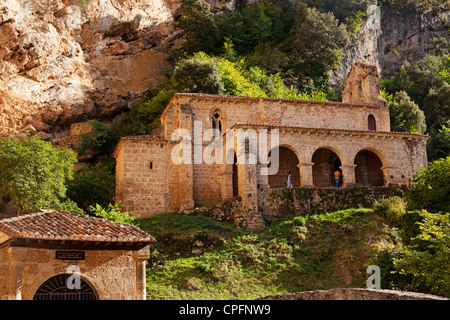 Pont médiéval et chapelle gothique du Santo Cristo et Santa Maria de la Hoz dans Tobera Burgos Castille Leon Espagne Banque D'Images