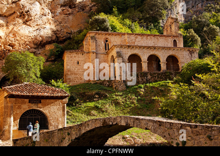 Pont médiéval et chapelle gothique du Santo Cristo et Santa Maria de la Hoz dans Tobera Burgos Castille Leon Espagne Banque D'Images