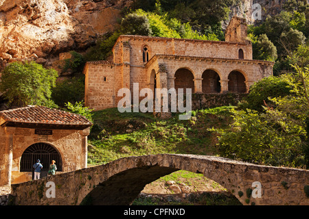 Pont médiéval et chapelle gothique du Santo Cristo et Santa Maria de la Hoz dans Tobera Burgos Castille Leon Espagne Banque D'Images