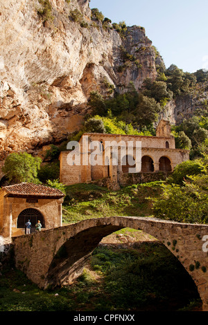 Pont médiéval et chapelle gothique du Santo Cristo et Santa Maria de la Hoz dans Tobera Burgos Castille Leon Espagne Banque D'Images